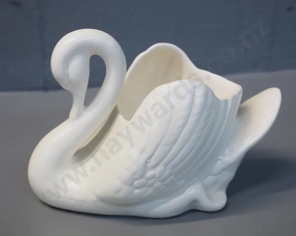 small Crown Lynn swan No. 154 Image 1++