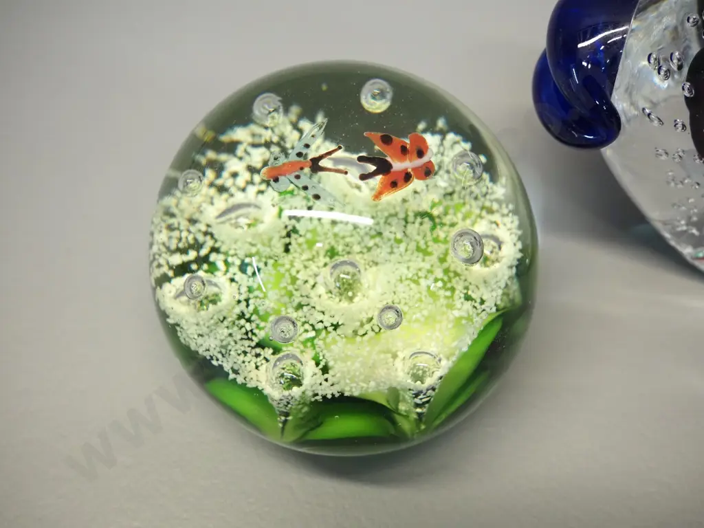 2 art glass items - fish ornament H-110 W-220 and a globe paperweight D-100 Image 1++