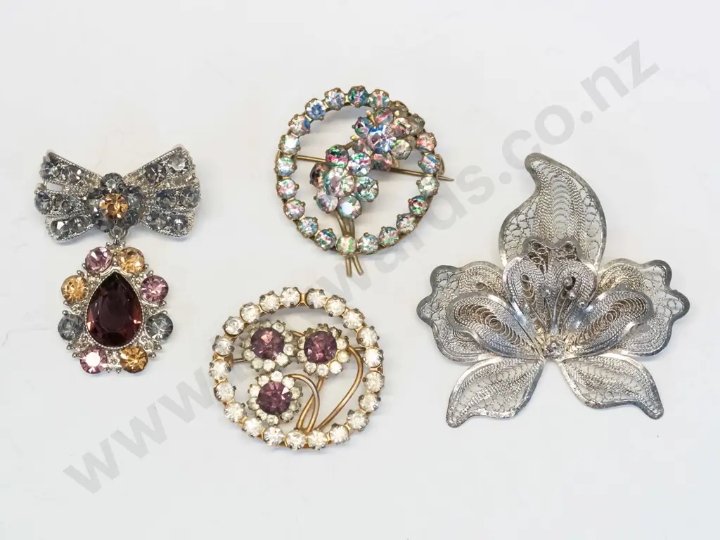4 costume brooches Image 1++