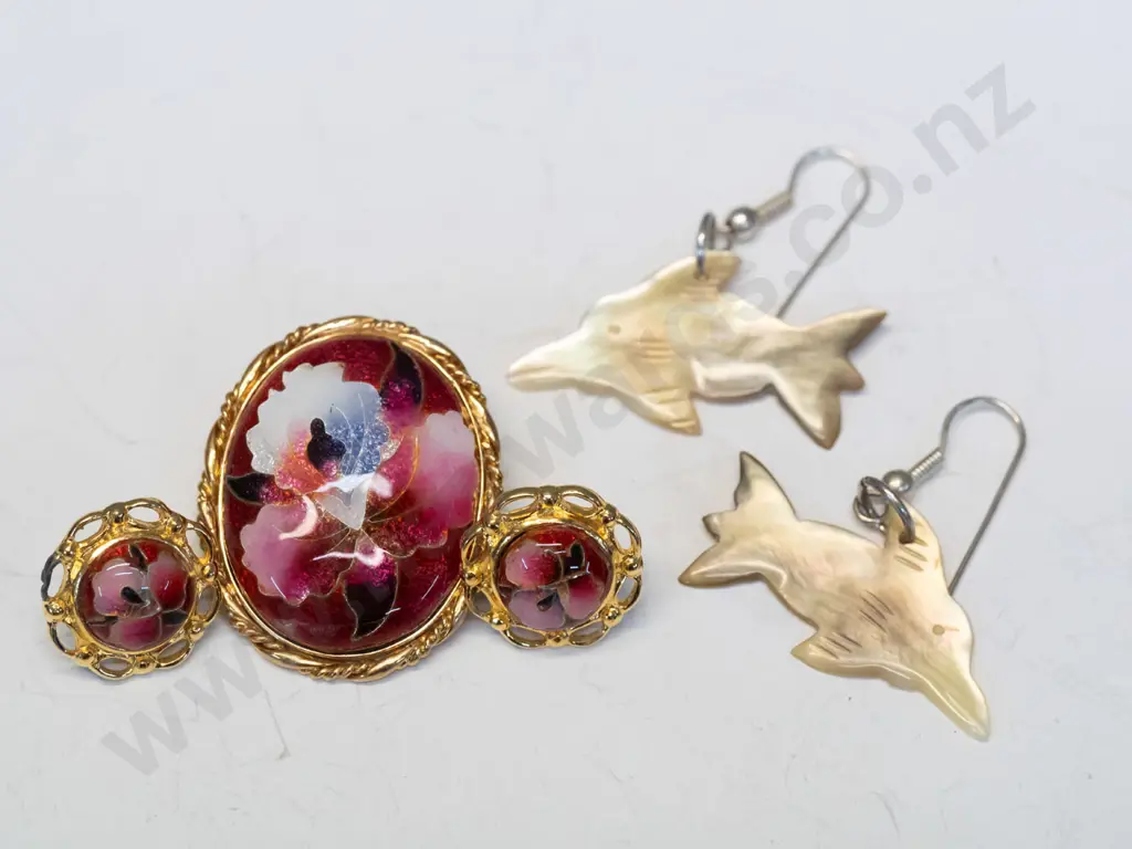 pair of dolphin earrings & costume brooch / earring set Image 1++