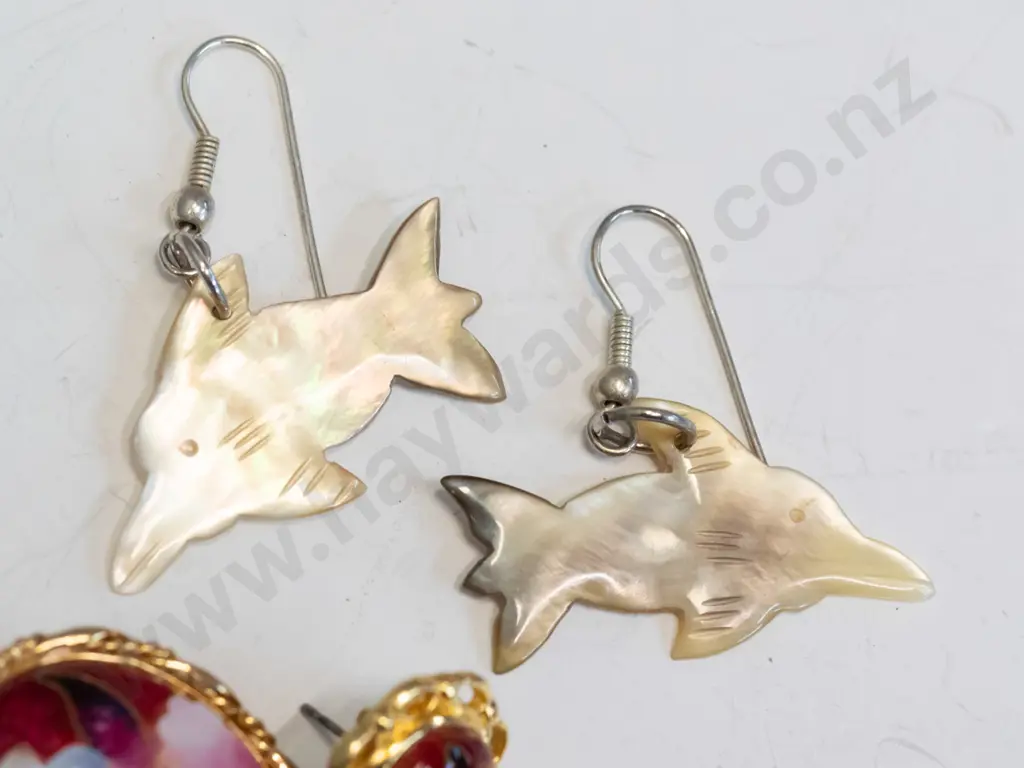 pair of dolphin earrings & costume brooch / earring set Image 1++