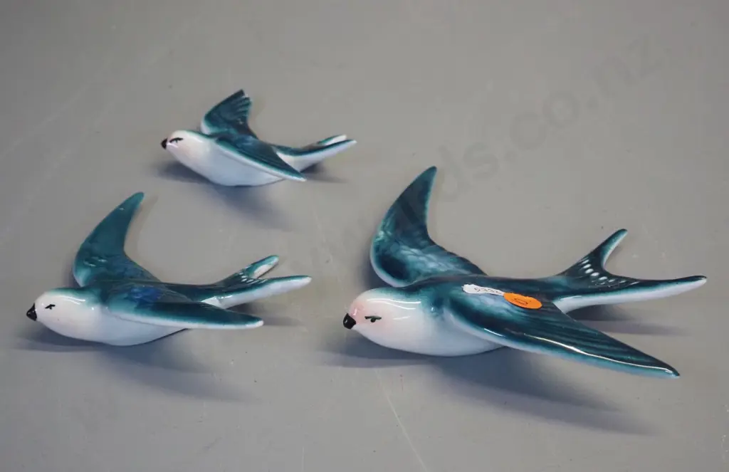 graduated set of 3 wall birds - swallows - one wing tip broken off small one. Largest is H-160 W-130 Image 1++