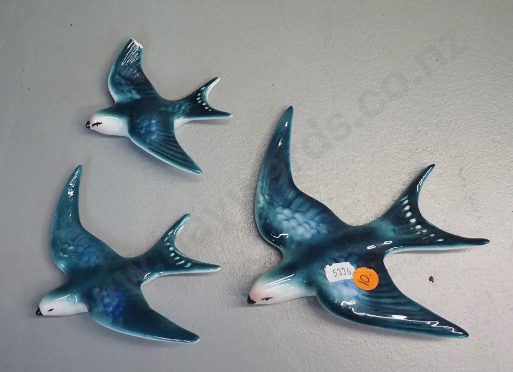 graduated set of 3 wall birds - swallows - one wing tip broken off small one. Largest is H-160 W-130 Image 1++