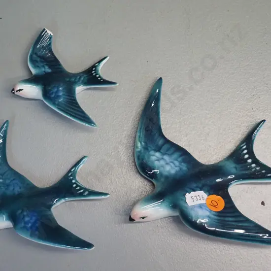 graduated set of 3 wall birds - swallows - one wing tip broken off small one. Largest is H-160 W-130