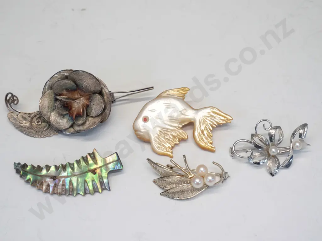 5 costume brooches Image 1++