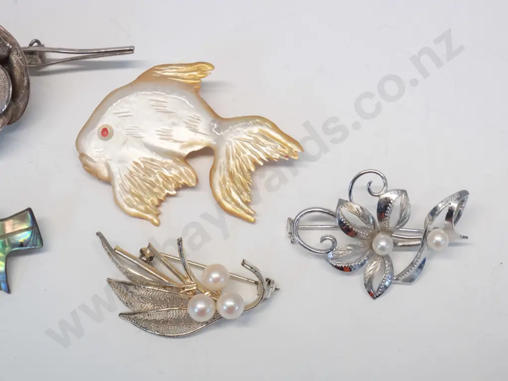 5 costume brooches Image 1++