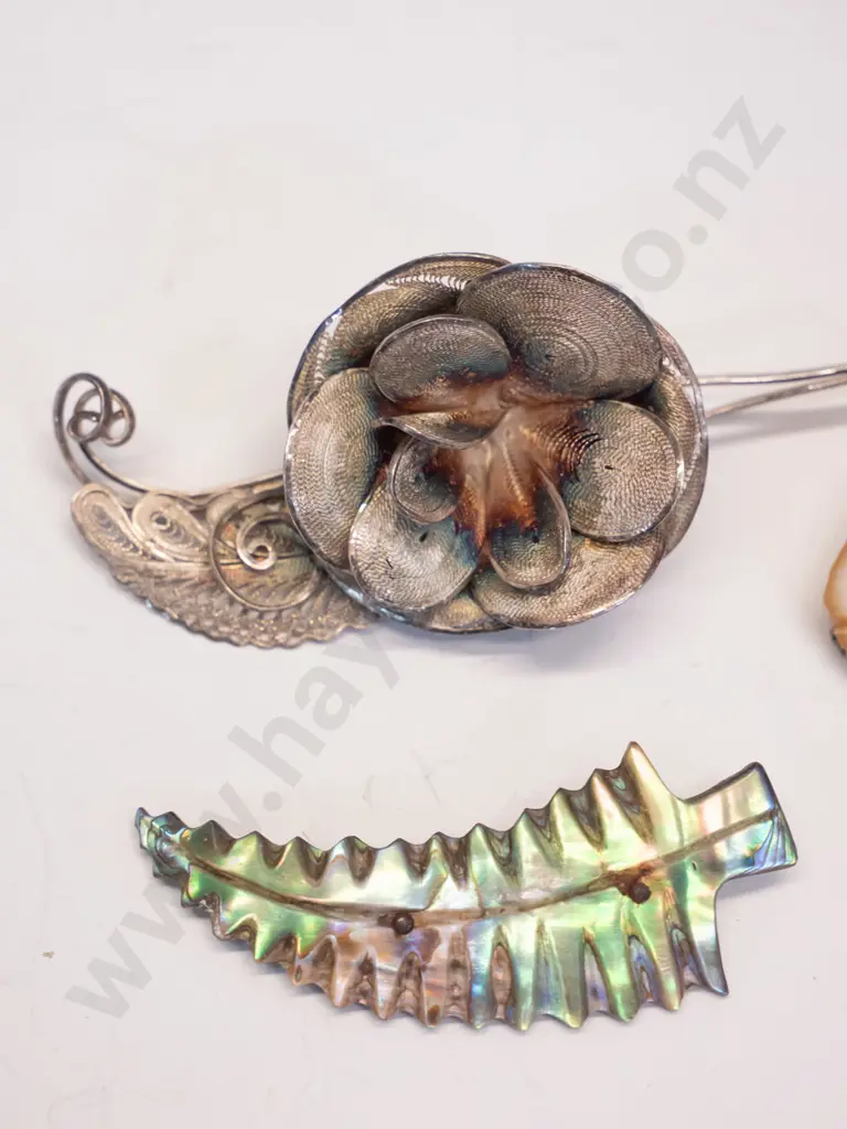 5 costume brooches Image 1++