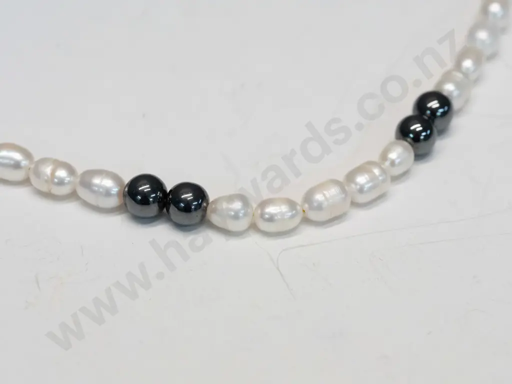 black & white pearl necklace from Rarotonga Image 1++