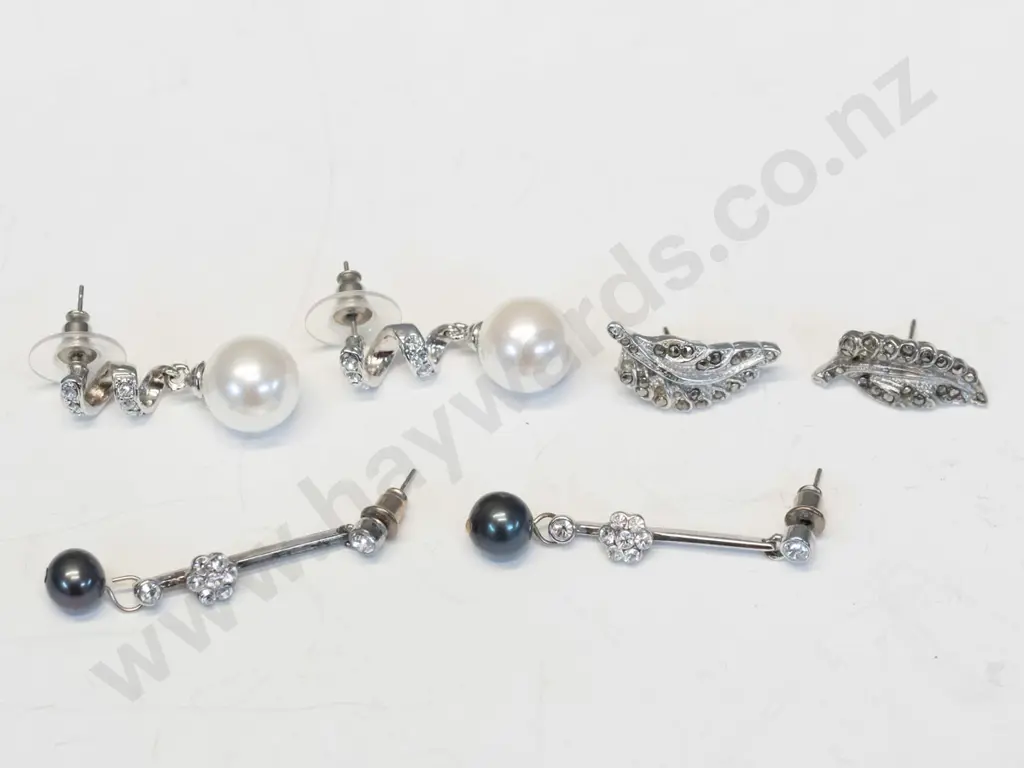 3 pairs asstd earrings Image 1++
