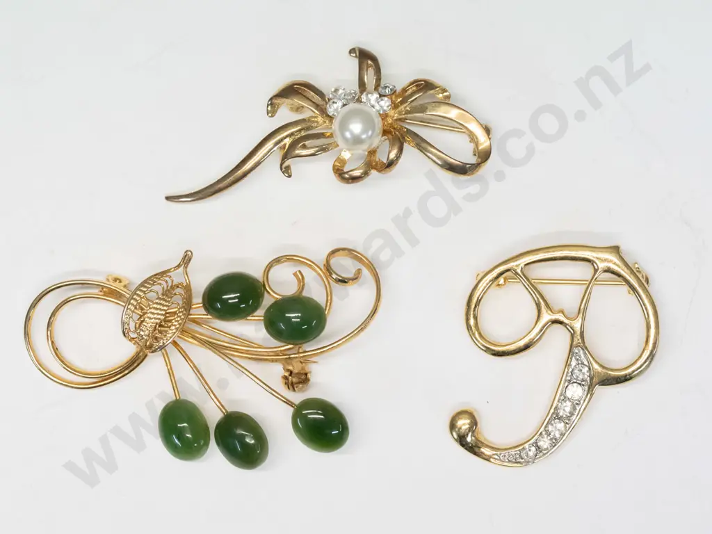 3 costume brooches Image 1++