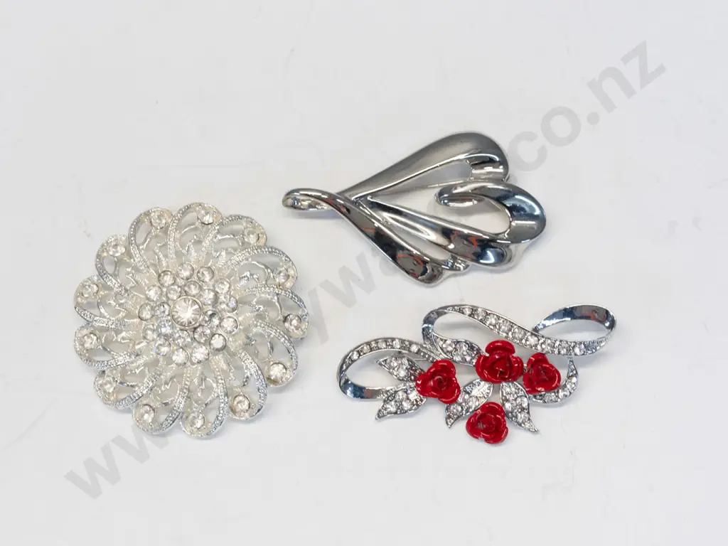 3 costume brooches Image 1++