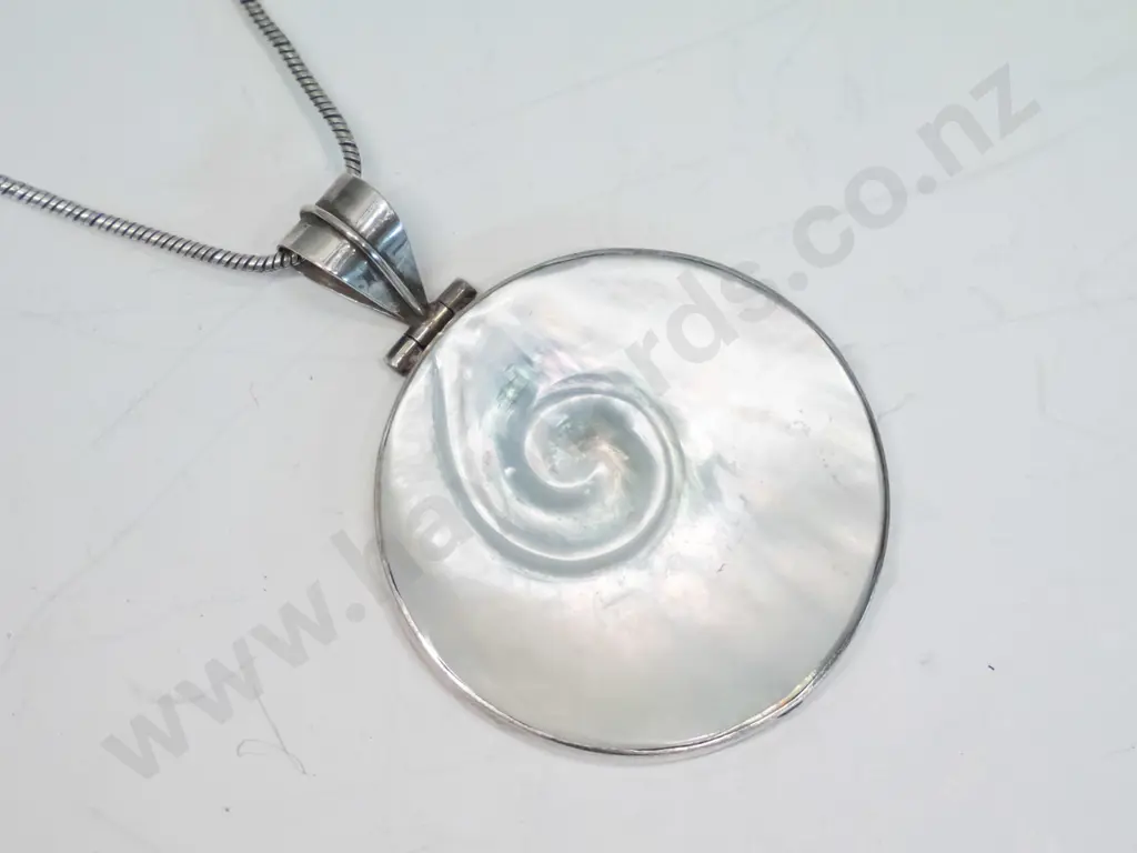 silver mother of pearl necklace stamped 925 Image 1++
