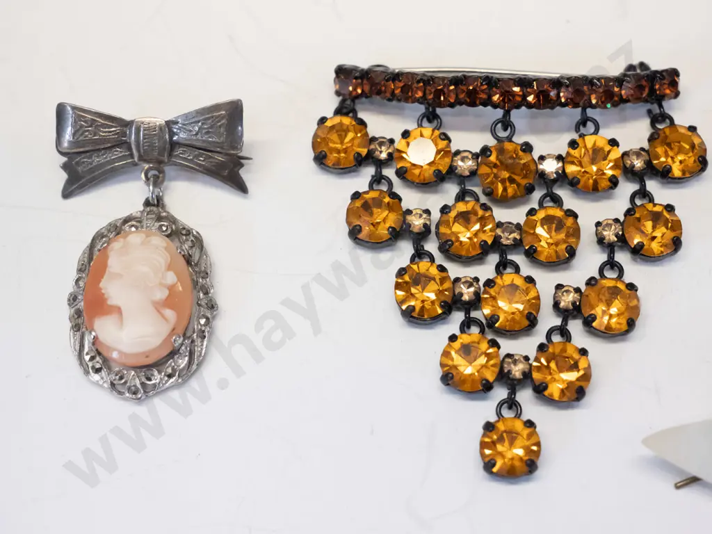 4 costume brooches Image 1++