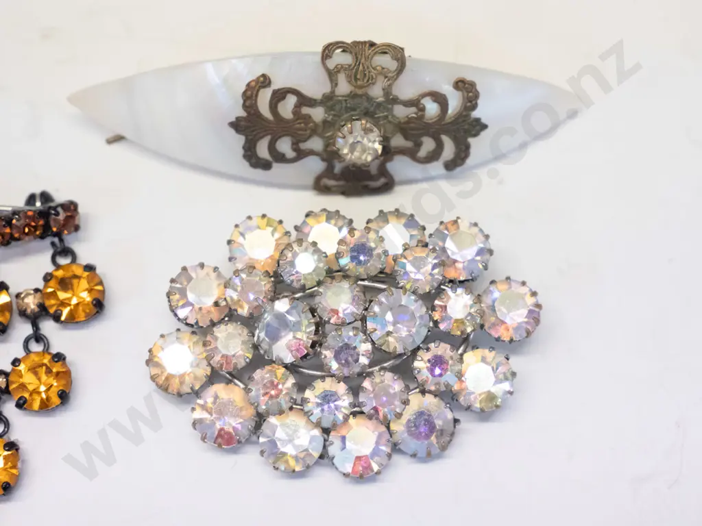 4 costume brooches Image 1++