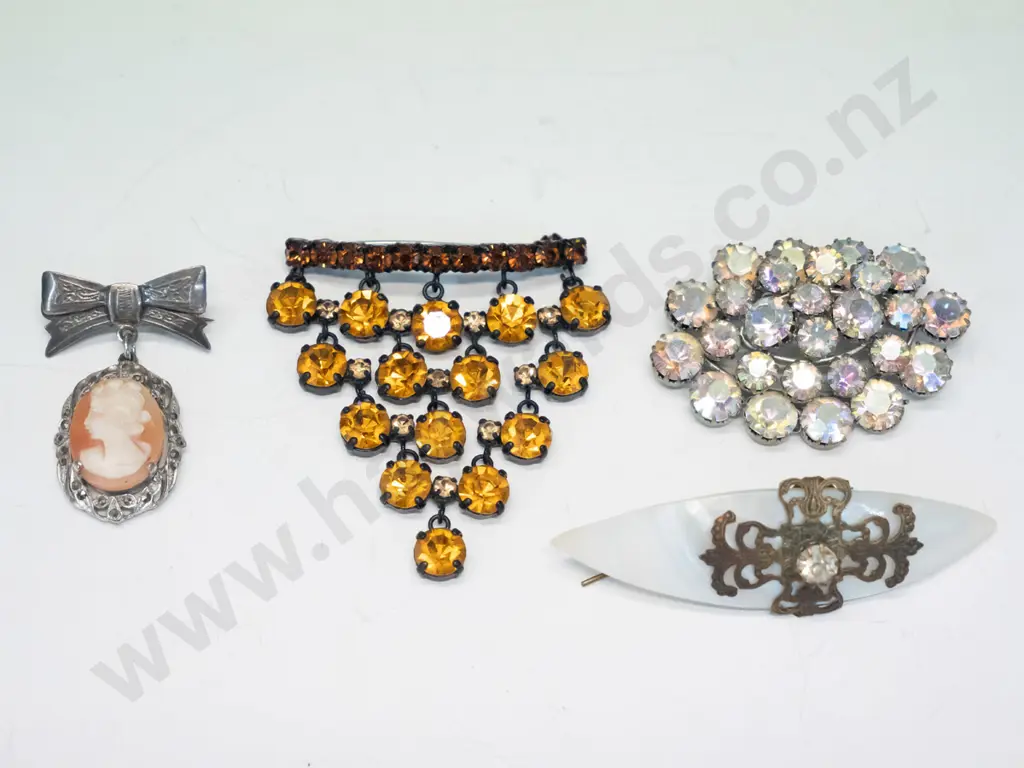 4 costume brooches Image 1++