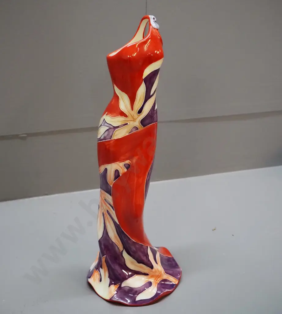 Tupton Ware torso and gown motif vase H-310 Image 1++