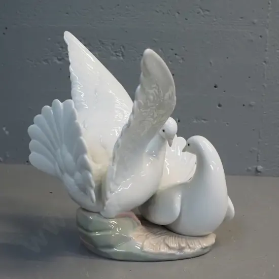 Lladro figurine - pair of doves H-240 W-240 L-230