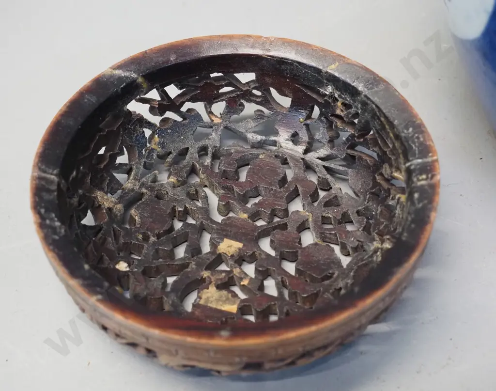 blue & white ceramic jar - crack at rim, composite faux wood fretwork lid has mend H-270 D-230 Image 1++