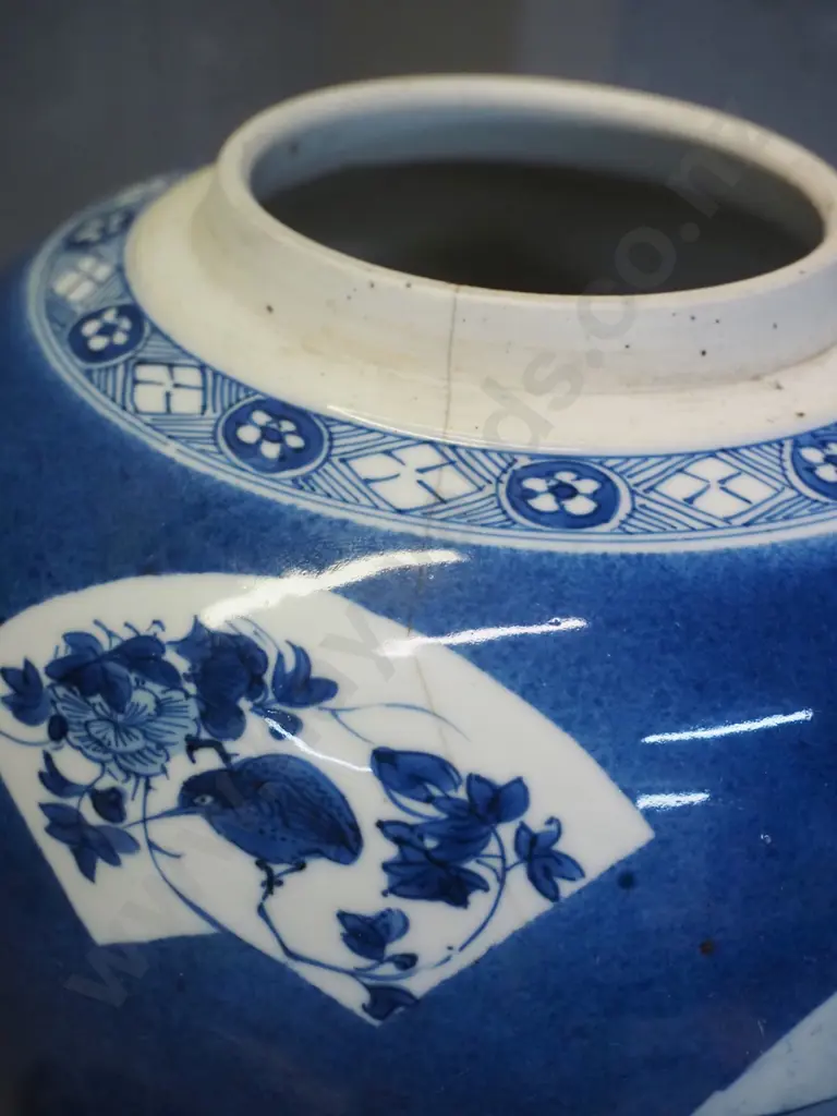 blue & white ceramic jar - crack at rim, composite faux wood fretwork lid has mend H-270 D-230 Image 1++