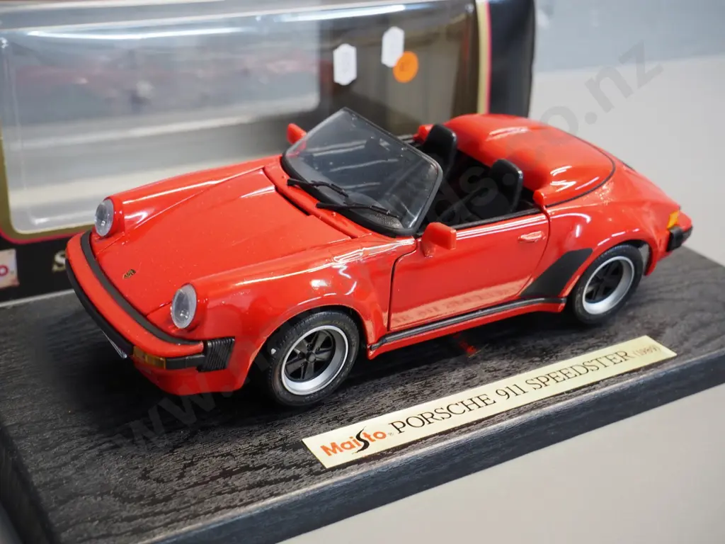 Maisto Porsche 911 Speedster 1:18 scale die-cast model vehicle with original box Image 1++