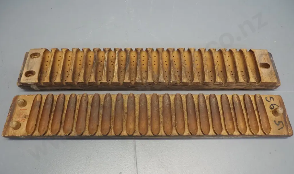vintage Dutch wooden 2-piece cigar mould or case - marked L. Bezemer, 'Elisabeth' paper label L560 H70 W85 Image 1++