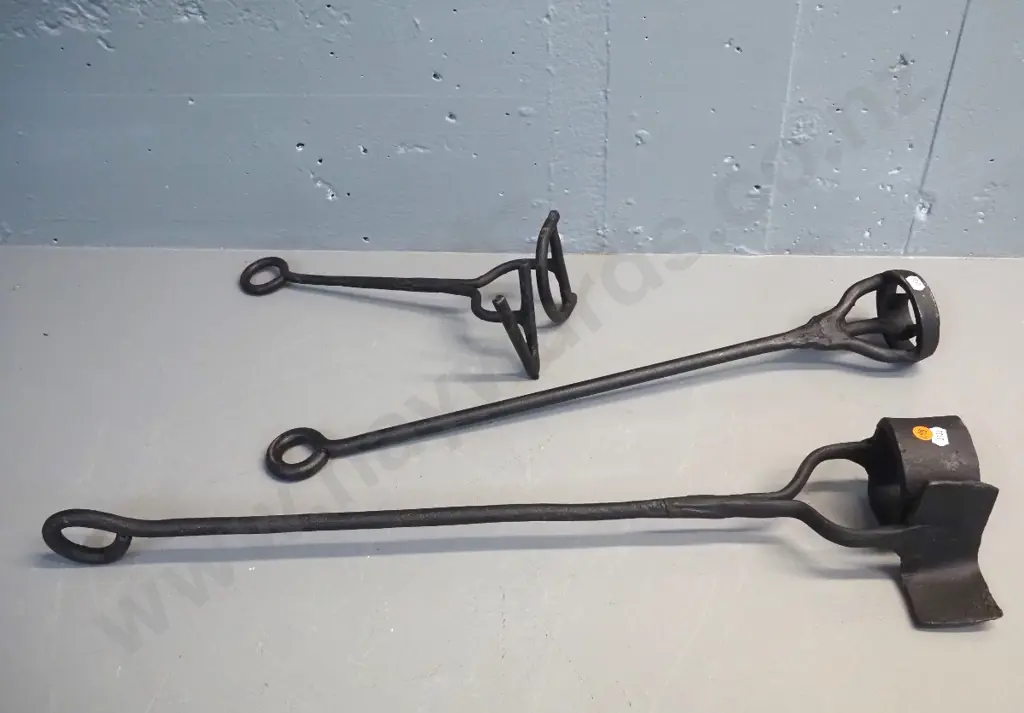 3 vintage hand-forged branding irons - DL, DV and C in a circle - DL handle is L-660 Image 1++