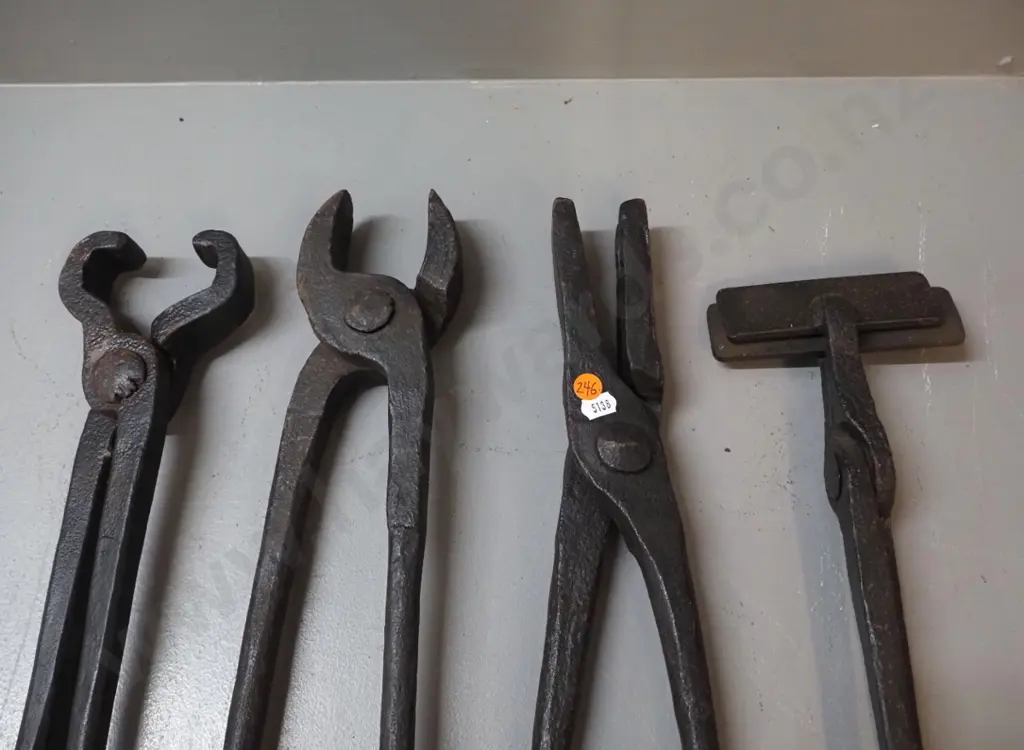 4 vintage forge / blacksmith's tools - longest is 690 Image 1++