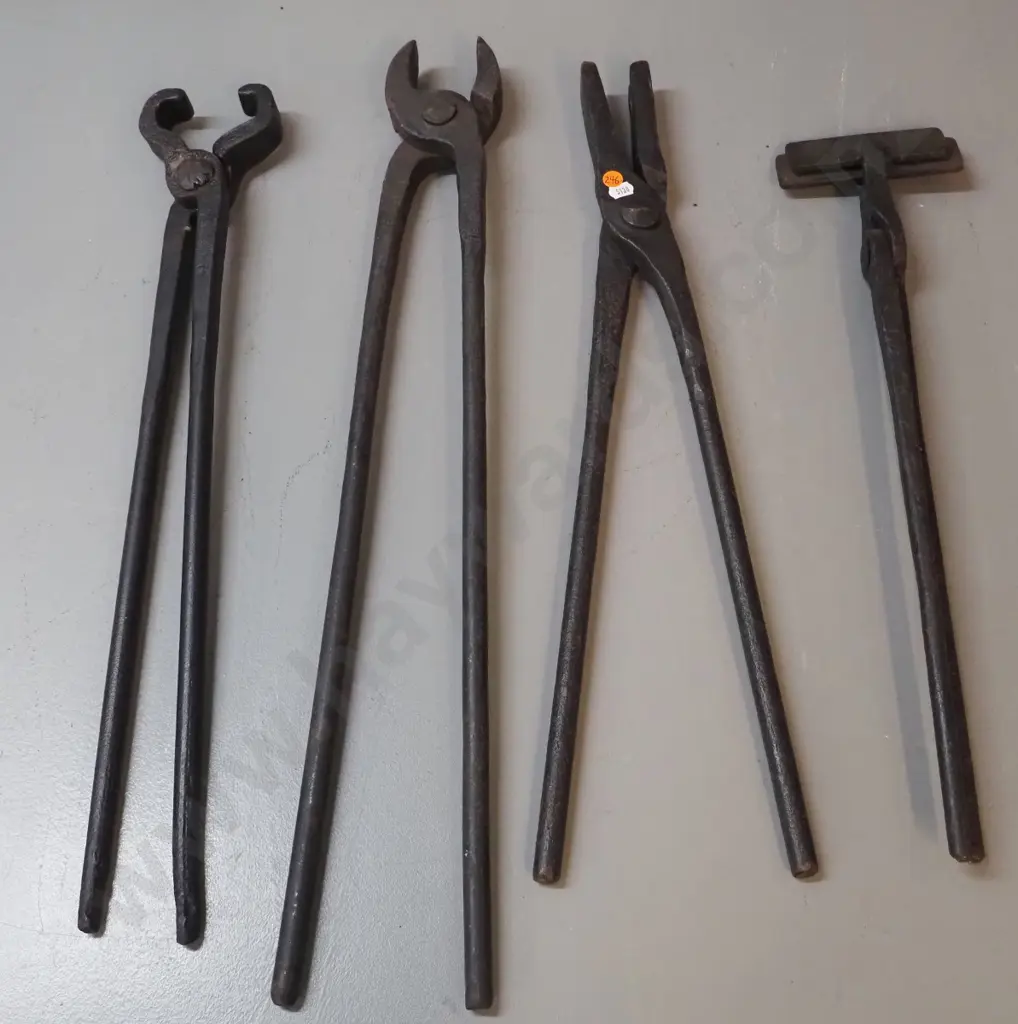 4 vintage forge / blacksmith's tools - longest is 690 Image 1++