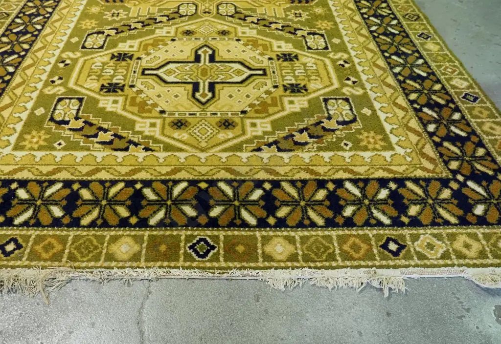 Bremworth persian style wool floor rug, small patch of wear and fringes need attention L-2600 W-1700 Image 1++