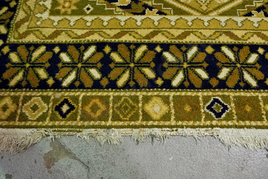 Bremworth persian style wool floor rug, small patch of wear and fringes need attention L-2600 W-1700 Image 1++