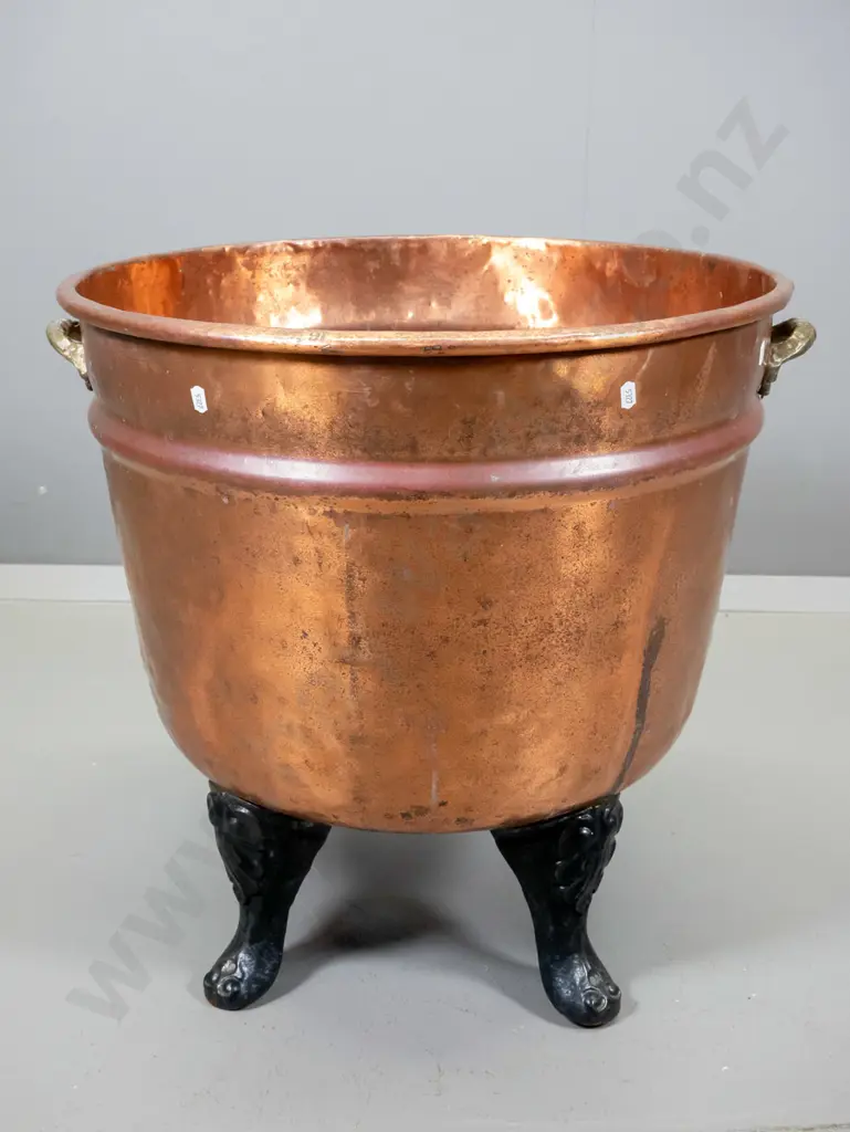 copper wood bin on cast-iron claw feet, brass handles - some wear H550 D545 Image 1++