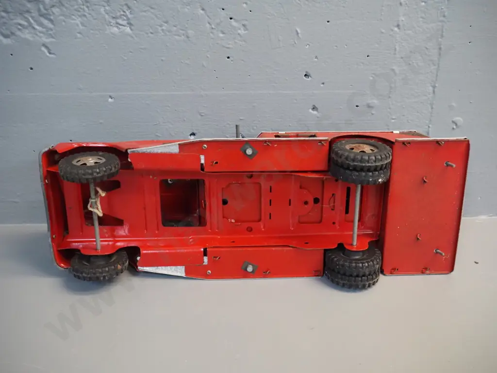 vintage Tonka toy fire truck No. 5 - missing some accessories or pieces, has corrosion and wear H160 L440 W150 Image 1++