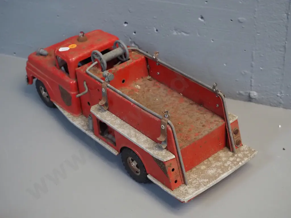 vintage Tonka toy fire truck No. 5 - missing some accessories or pieces, has corrosion and wear H160 L440 W150 Image 1++
