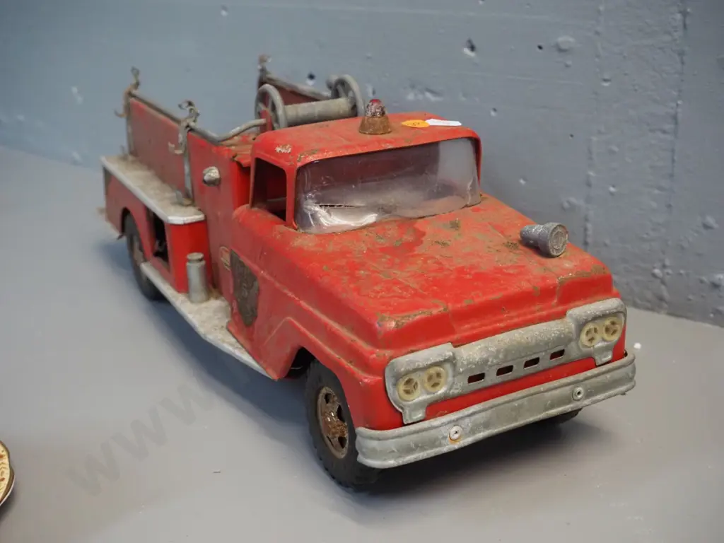 vintage Tonka toy fire truck No. 5 - missing some accessories or pieces, has corrosion and wear H160 L440 W150 Image 1++