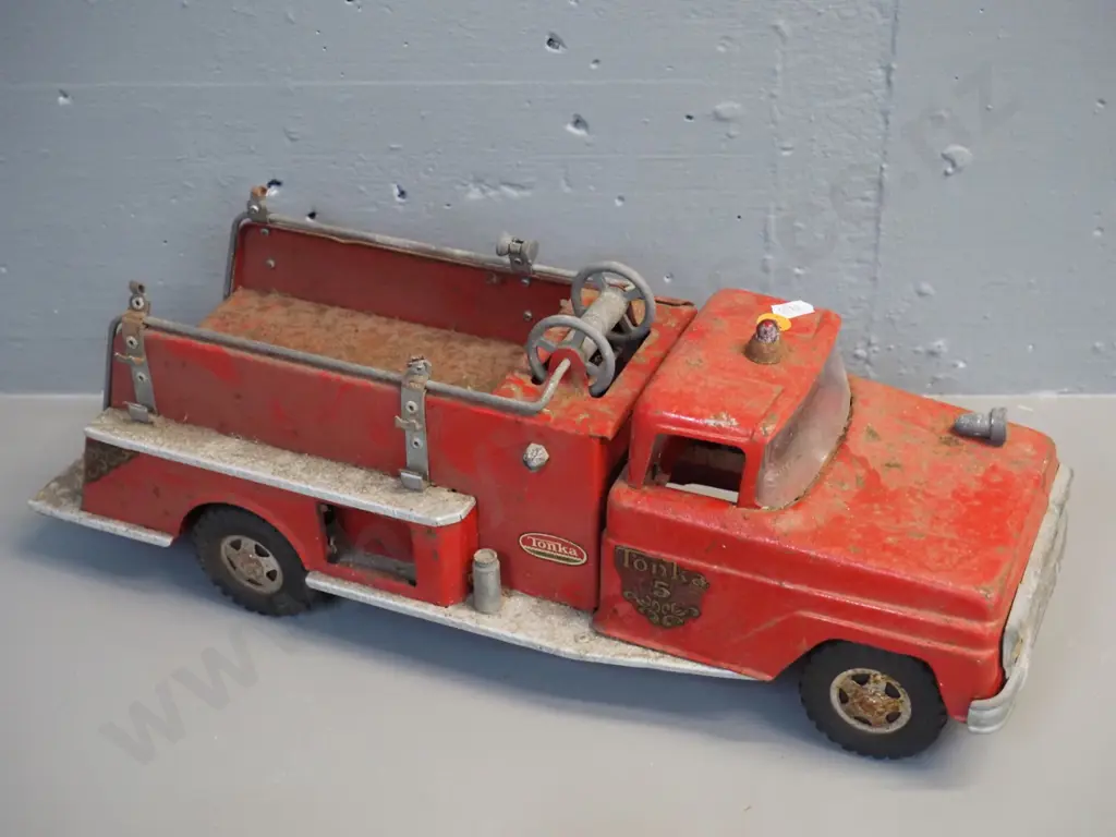 vintage Tonka toy fire truck No. 5 - missing some accessories or pieces, has corrosion and wear H160 L440 W150 Image 1++