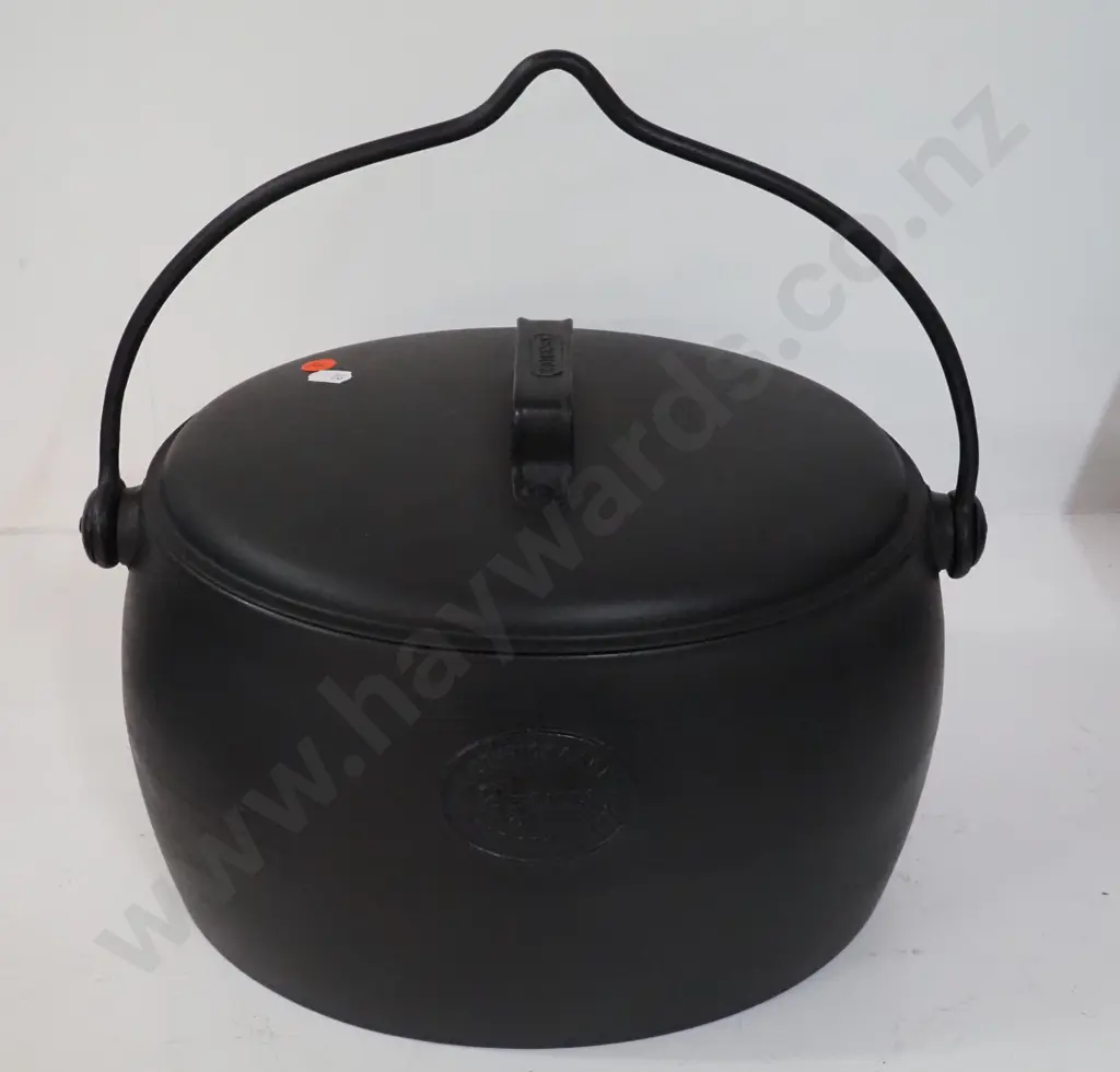 Kenrick 2.5 gallon cast iron dutch oven / pot with handle - some surface corrosion inside. Pot H220 L360 Image 1++