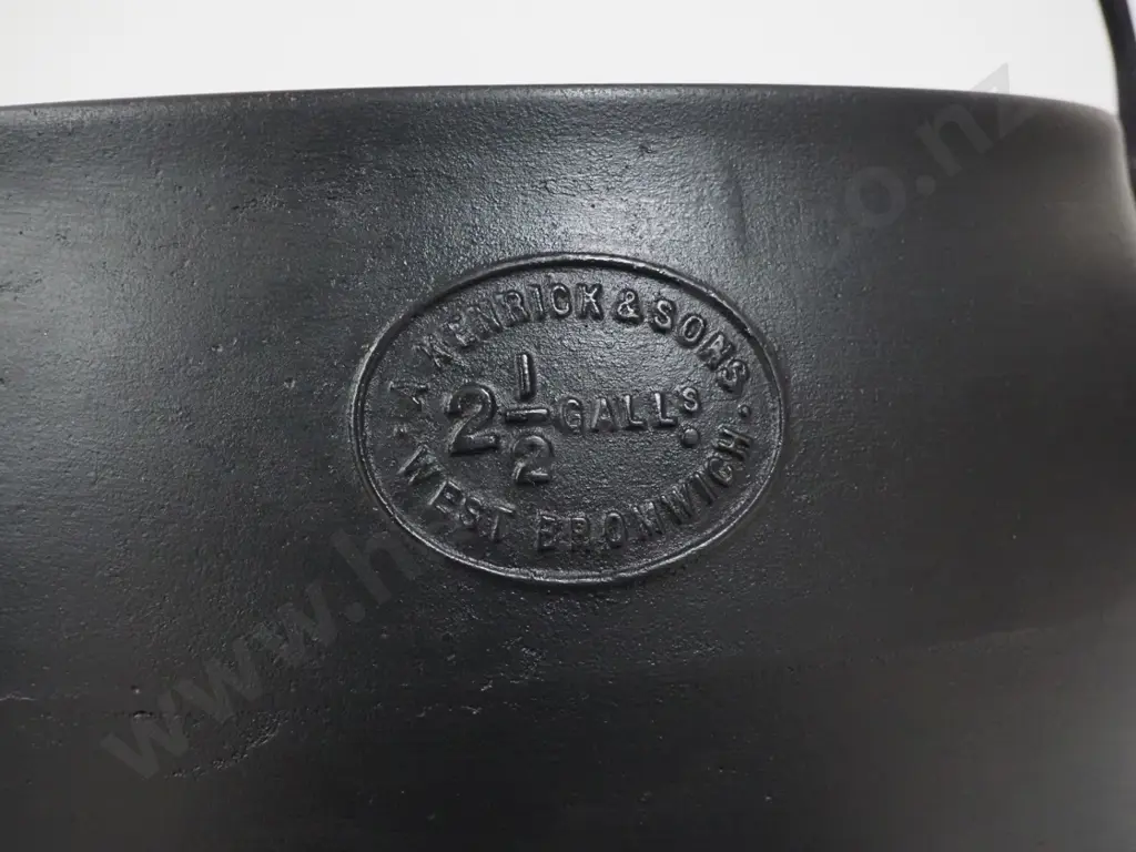 Kenrick 2.5 gallon cast iron dutch oven / pot with handle - some surface corrosion inside. Pot H220 L360 Image 1++
