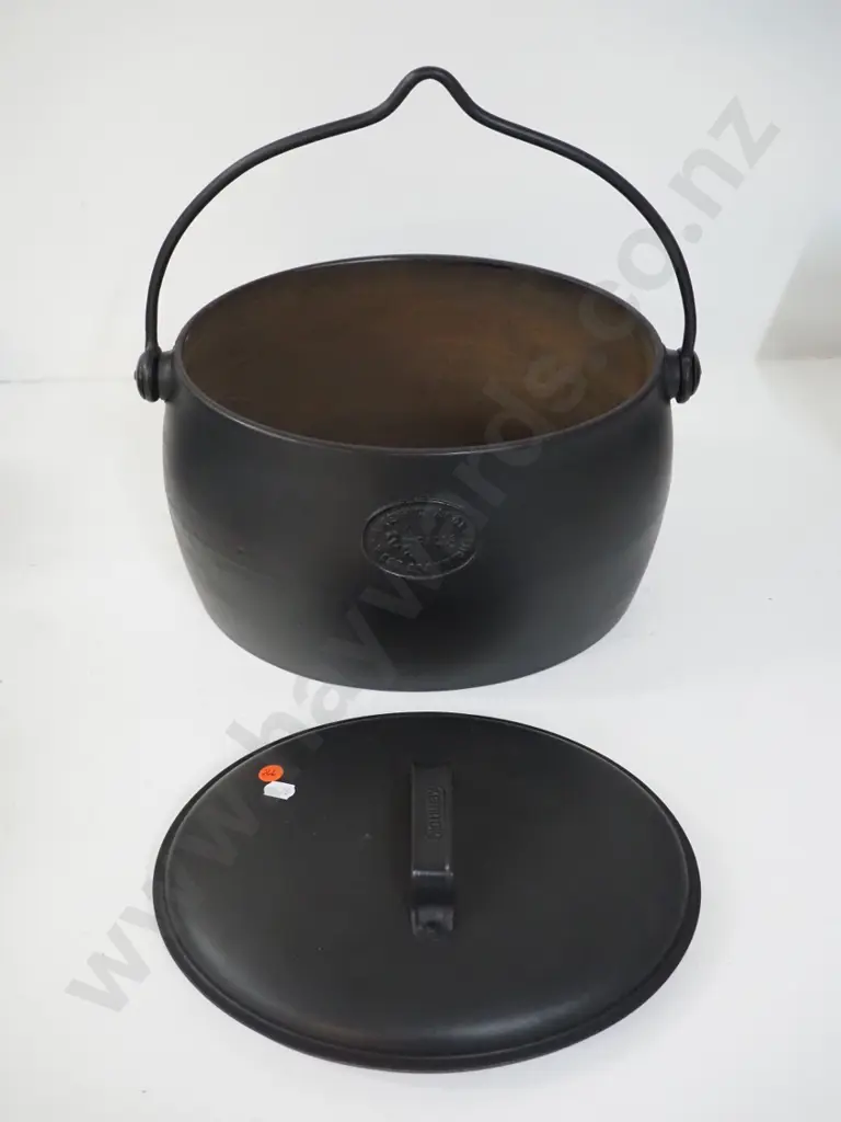 Kenrick 2.5 gallon cast iron dutch oven / pot with handle - some surface corrosion inside. Pot H220 L360 Image 1++