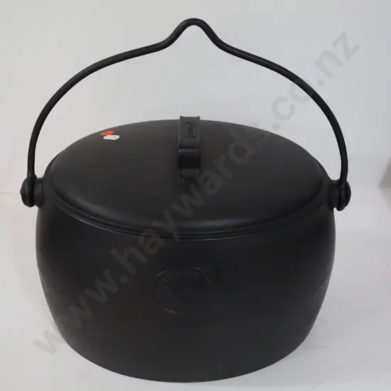Kenrick 2.5 gallon cast iron dutch oven / pot with handle - some surface corrosion inside. Pot H220 L360