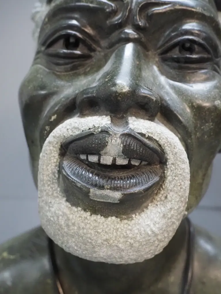 pair of carved stone busts - Nelson & Winnie Mandela, signed Farai Gatsi. Chips & scrapes, esp.to face of Nelson H-440 Image 1++