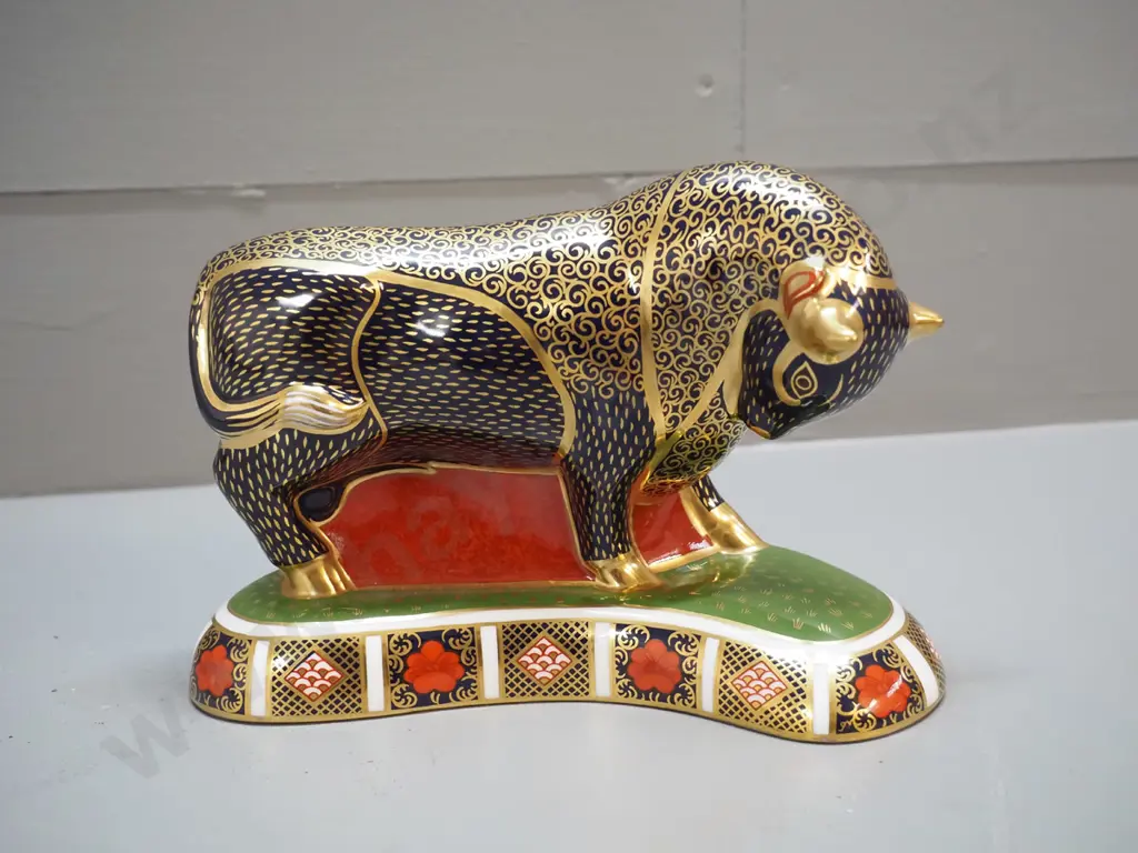Royal Crown Derby Imari pattern bull paperweight / figurine H-140 L-200 Image 1++