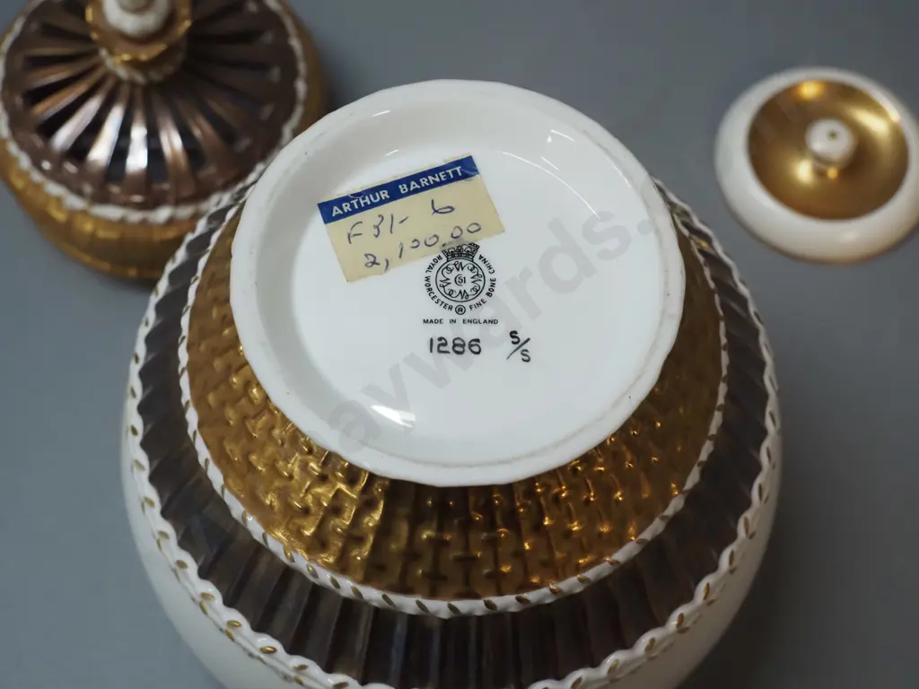 Royal Worcester double lidded fruits pattern jar, hand-painted, signed R. Price, stamped No. 1286 H-200 D-130 Image 1++