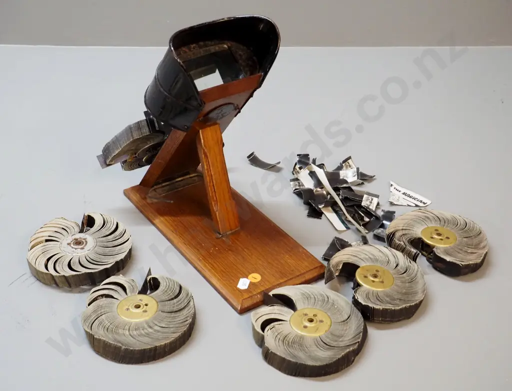 Kinora hand-crank motion picture viewer on wooden base, with 6 flip-picture reels - working condition, one reel Image 1++
