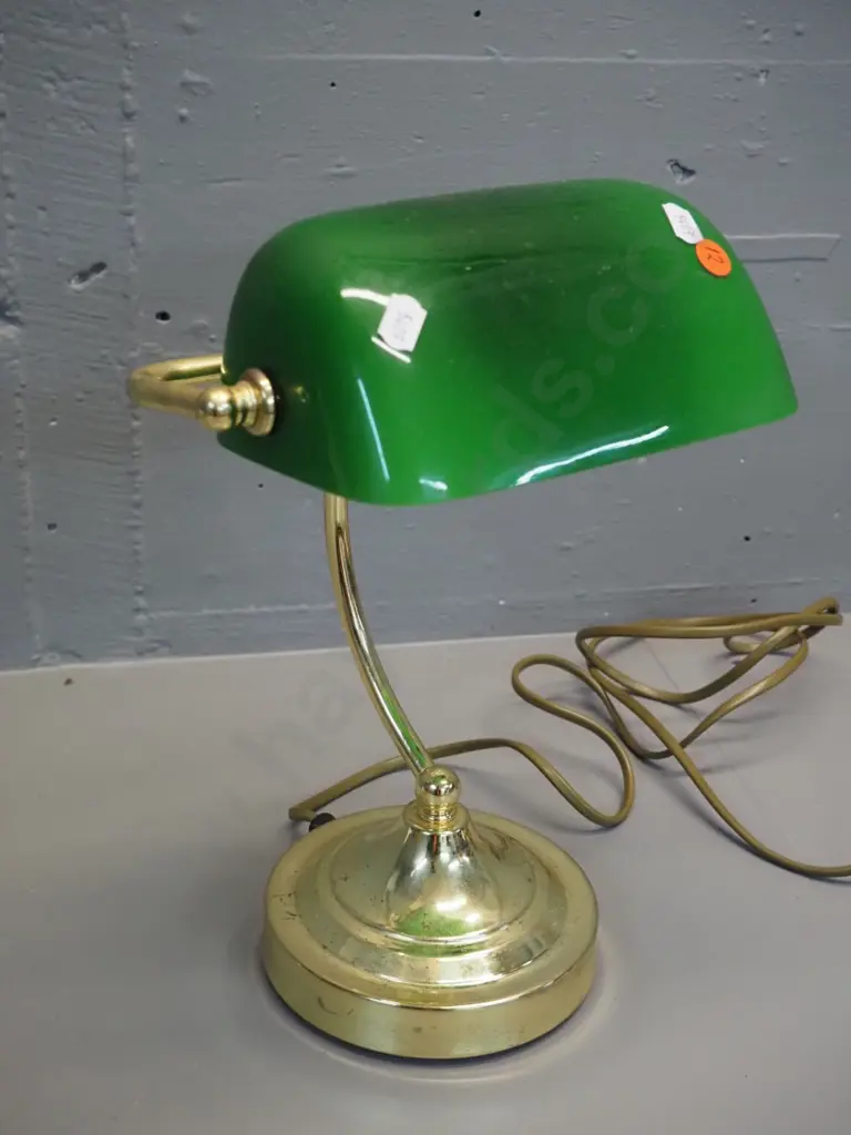 reproduction banker's lamp with brass base, green glass shade H-310 W-220 Image 1++