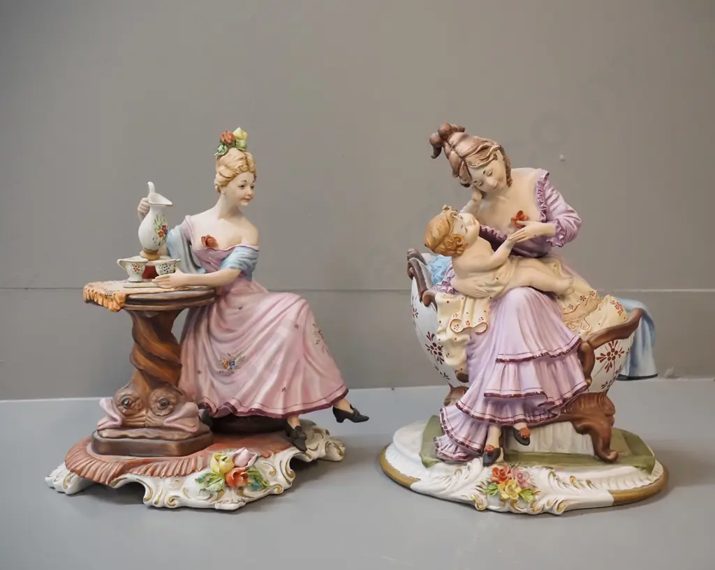 2 Capodimonte Viertosca sitting figurines - woman with baby, woman pouring tea, each approx. H-240 Image 1++