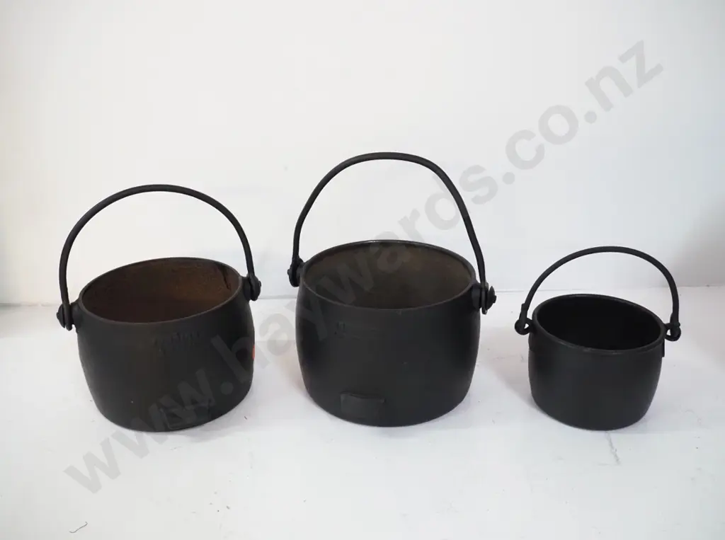3 vintage handled pots, 2 larger 3 and 4 pint marked Kenrick. Some surface corrosion in middle sized. Image 1++