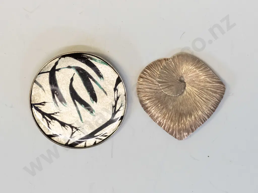 2 silver brooches both stamped 925 Image 1++