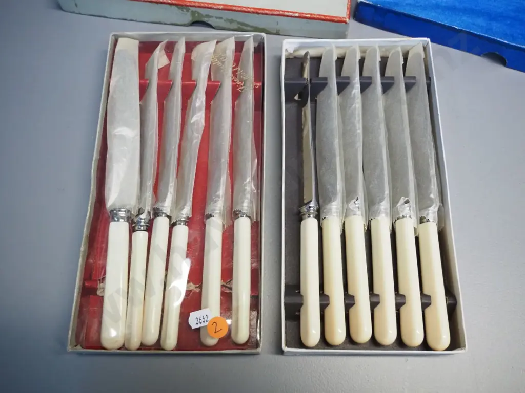 2 boxed sets of 6 bone handled dinner knives Image 1++