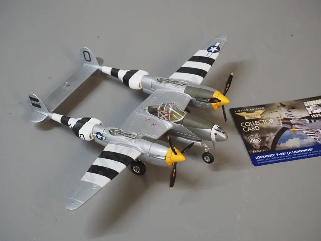 Corgi Aviation Archive die-cast 1:72 scale model - Lockheed P-38 (J) Lightning with limited edition card Image 1++