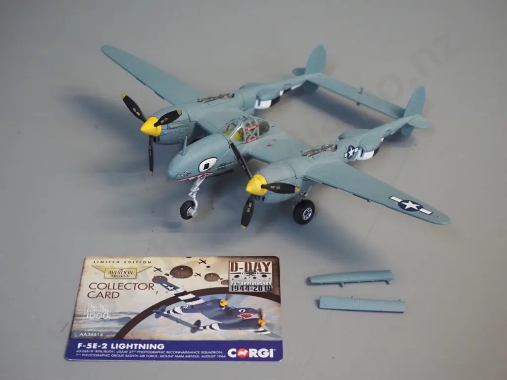 Corgi Aviation Archive die-cast 1:72 scale model - F-5E2 Lightning with limited edition card (2 loose pieces) Image 1++
